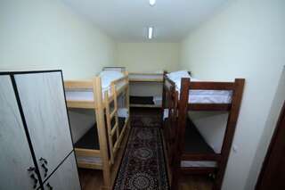 Хостелы Sunny Hostel Ош Кровать в общем 6-местном номере для мужчин-2
